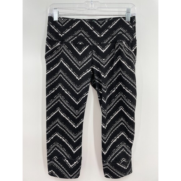 ATHLETA Zig Zag Relay Black White Chevron Capri Leggings Size SP Petite S - Picture 3 of 6
